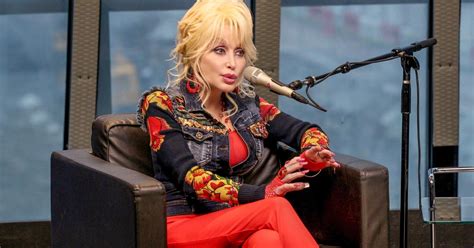 Why Does Dolly Parton Wear Fingerless Gloves and。